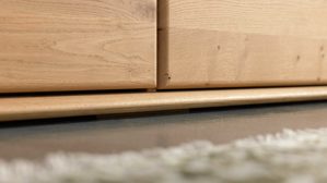 Vitrine Interliving aus Holz in Holzfarben Interliving Wohnzimmer Serie 2028 - Vitrine Wildeiche - vier Türen, Breite ca. 82 cm