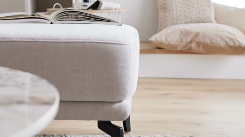 Ecksofa Interliving aus Stoff in Weiß Interliving Sofa Serie 4450 - Ecksofa ecrufarbener Webstoff LongLife Easy & schwarze Metallfüße - Stellfläche ca. 300 x 257 cm