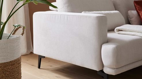Ecksofa Interliving aus Stoff in Weiß Interliving Sofa Serie 4450 - Ecksofa ecrufarbener Webstoff LongLife Easy & schwarze Metallfüße - Stellfläche ca. 300 x 257 cm
