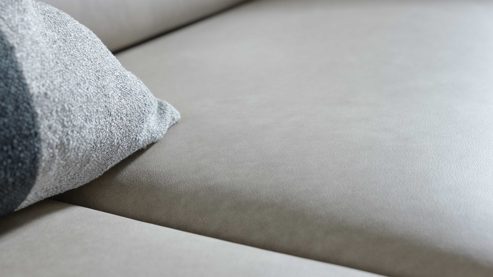 2,5-Sitzer Interliving aus Leder in Grau Interliving Sofa Serie 4065 – 2,5-Sitzer kieselfarbenes Leder Cloudy gravel & schwarze Metallfüße – Länge ca. 210 cm