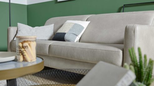2,5-Sitzer Interliving aus Leder in Grau Interliving Sofa Serie 4065 – 2,5-Sitzer kieselfarbenes Leder Cloudy gravel & schwarze Metallfüße – Länge ca. 210 cm