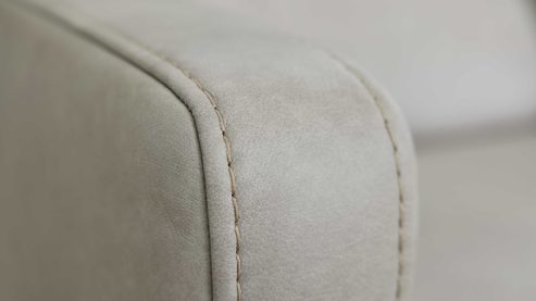 2,5-Sitzer Interliving aus Leder in Grau Interliving Sofa Serie 4065 – 2,5-Sitzer 2,5KV kieselfarbenes Leder Cloudy gravel & schwarze Metallfüße – Länge ca. 210 cm