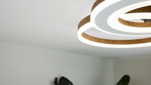 Deckenleuchte Interliving aus Metall in Holzfarben Interliving Leuchten Serie 9345 - Deckenleuchte Mattweiß, Mattschwarz & holzfarbenes Aluminium - Länge ca. 106 cm