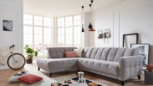 Ecksofa KAWOO aus Stoff in Hellgrau KAWOO Serie 8334 - Ecksofa platingraue Chenille GFS 49 & schwarze Holzfüße H61-250 - Stellfläche ca. 214 x 299 cm