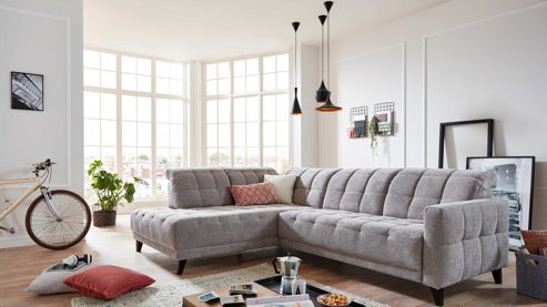 Ecksofa KAWOO aus Stoff in Hellgrau KAWOO Serie 8334 - Ecksofa platingraue Chenille GFS 49 & schwarze Holzfüße H61-250 - Stellfläche ca. 214 x 299 cm