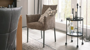 Vierfußstuhl Bert plantagie aus Stoff in Hellbraun Armlehnstuhl Blaze sepiafarbener Webstoff Coco 176 & anthrazitfarbene Metallfüße