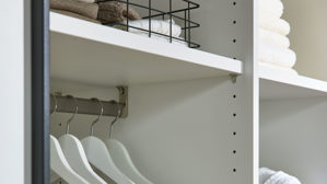 Kleiderschrank Interliving aus Holz in Weiß Interliving Kleiderschrank Serie 1207 – Schwebetürenschrank 913007 weißer Mattlack – zwei Türen, Breite ca. 212 cm