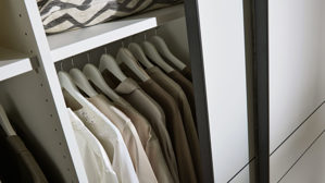 Kleiderschrank Interliving aus Holz in Weiß Interliving Kleiderschrank Serie 1207 – Schwebetürenschrank 913007 weißer Mattlack – zwei Türen, Breite ca. 212 cm