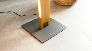 Stehleuchte Interliving aus Holz in Holzfarben Interliving Leuchten Serie 9349 - Stehlampe Holz & schwarzer Stoff – Höhe ca. 160 cm