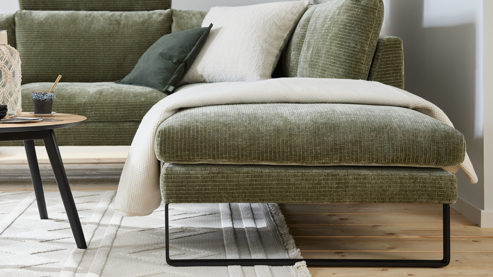 Ecksofa Roomio® aus Stoff in Grün Roomio® No. 4105 - Ecksofa schildkrötenfarbener Bezug Monty & schwarze Kufenfüße 256 MK - Stellfläche ca. 278 x 221 cm