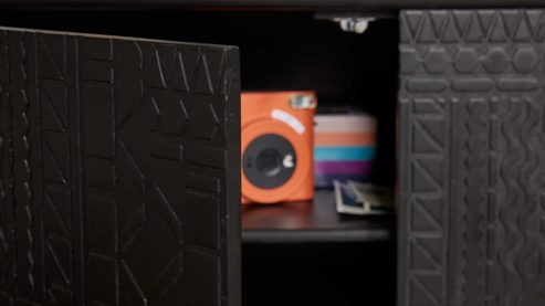 Vitrine Roomio® aus Holz in Schwarz Roomio No. 2001 - Sideboard schwarzes Mangoholz - zwei Türen, eine Schublade, Länge ca. 140 cm