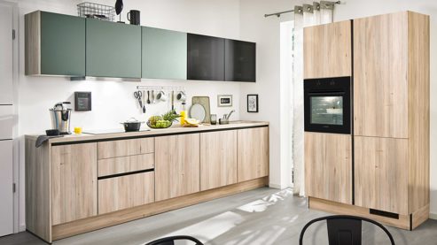 Einbauküche Pino aus Holz in Holzfarben pino Einbauküche inklusive Einbaugeräte Tanne Clay & Verde - zweizeilig