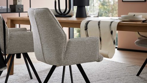Polsterstuhl Interliving aus Stoff in Weiß Interliving Esszimmer Serie 5102 – Armlehnstuhl V322 leinenfarbener Jacquard Lodge L07 & schwarzes Eisen