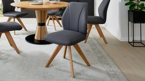 Polsterstuhl Interliving aus Stoff in Dunkelgrau Interliving Esszimmer Serie 5102 – Polsterstuhl U131 mit Drehfunktion graphitfarbene Mikrofaser Atlantis & Wildeiche