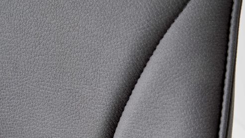 Polsterstuhl Interliving aus Stoff in Dunkelgrau Interliving Esszimmer Serie 5102 – Polsterstuhl U131 mit Drehfunktion graphitfarbene Mikrofaser Atlantis & Wildeiche