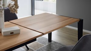 Auszugtisch Interliving aus Holz in Schwarz Interliving Esszimmer Serie 5102 – Auszugtisch V933 Kernbuche & Mattschwarz - ca. 140 - 240 x 90 cm