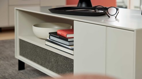 Couchtisch Interliving aus Holz in Weiß Interliving Wohnzimmer Serie 2030 PLUS - Couchtisch Sahara Creme & Granitfurnier - zwei Türen, eine Schublade, ca. 110 x 60 cm