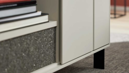 Couchtisch Interliving aus Holz in Weiß Interliving Wohnzimmer Serie 2030 PLUS - Couchtisch Sahara Creme & Granitfurnier - zwei Türen, eine Schublade, ca. 110 x 60 cm