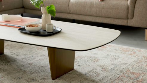 Couchtisch Interliving aus Keramik in Weiß Interliving Couchtisch Serie 6227 travertinfarbene Keramik & bronzefarbener Stahl - ca. 140 x 70 cm