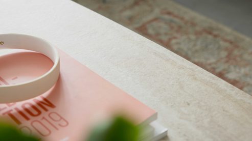 Couchtisch Interliving aus Keramik in Weiß Interliving Couchtisch Serie 6227 travertinfarbene Keramik & bronzefarbener Stahl - ca. 140 x 70 cm