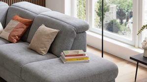 Ecksofa Interliving aus Stoff in Grau Interliving Sofa Serie 4064 - Ecksofa graue Chenille Toni & Fuß W003-01 - Stellfläche ca. 291 x 252 cm