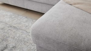 Ecksofa Interliving aus Stoff in Hellgrau Interliving Schlafsofa Serie 4700 - Ecksofa mit Schlaffunktion silberfarbener Bezug Toni & schwarze Metallfüße - Stellfläche ca. 270 x 190 cm