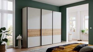 Kleiderschrank Interliving aus Holz in Holzfarben Interliving Kleiderschrank Serie 1205 – Schwebetürenschrank Champagner & Bianco Eiche – drei Türen, Breite ca. 300 cm