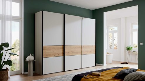 Kleiderschrank Interliving aus Holz in Holzfarben Interliving Kleiderschrank Serie 1205 – Schwebetürenschrank P68 Champagner & Bianco Eiche – drei Türen, Breite ca. 300 cm