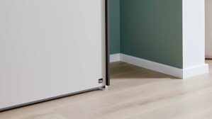 Kleiderschrank Interliving aus Holz in Holzfarben Interliving Kleiderschrank Serie 1205 – Schwebetürenschrank Champagner & Bianco Eiche – drei Türen, Breite ca. 300 cm