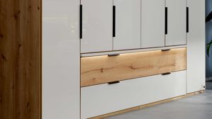 Möbelbeleuchtung Interliving aus Holz in Hellgrau Interliving Schlafzimmer Serie 1034 – Beleuchtungsblende für Schubladen