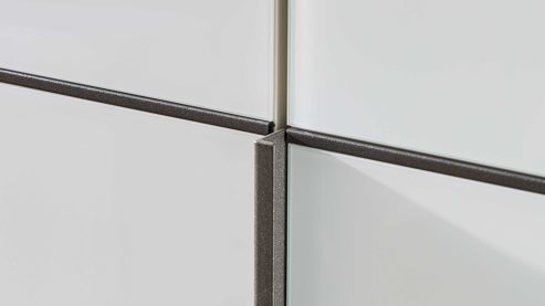 Kleiderschrank Interliving aus Holz in Weiß Interliving Schlafzimmer Serie 1033 – Kleiderschrank 605 weißes Glas & Holz – sechs Türen, Breite ca. 300 cm