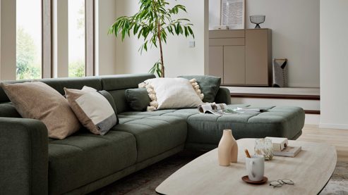 Ecksofa Interliving aus Stoff in Grün Interliving Sofa Serie 4303 – Ecksofa moosgrüner Pfotenstoff Cyber - Stellfläche ca. 323 x 190 cm