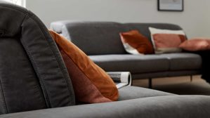 Zweisitzer Interliving aus Stoff in Dunkelgrau Interliving Sofa Serie 4460 - Zweisitzer SR90 grauer Bezug Clint & schwarze Metallfüße - Länge ca. 266 cm