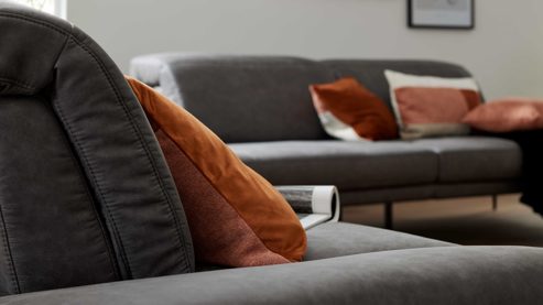 Zweisitzer Interliving aus Stoff in Dunkelgrau Interliving Sofa Serie 4460 - Zweisitzer SR90 grauer Bezug Clint & schwarze Metallfüße - Länge ca. 266 cm