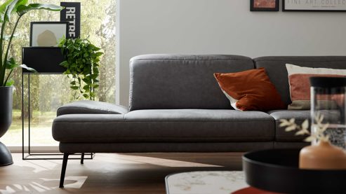 Zweisitzer Interliving aus Stoff in Dunkelgrau Interliving Sofa Serie 4460 - Zweisitzer grauer Bezug Clint & schwarze Metallfüße - Länge ca. 266 cm