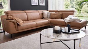 Ecksofa Interliving aus Leder in Braun Interliving Sofa Serie 4461 - Ecksofa haselnussfarbenes Leder Punch & schwarze Aluminiumfüße - Stellfläche ca. 292 x 244 cm