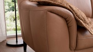 Ecksofa Interliving aus Leder in Braun Interliving Sofa Serie 4461 - Ecksofa haselnussfarbenes Leder Evita & schwarze Aluminiumfüße - Stellfläche ca. 292 x 244 cm