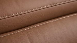 Polsterhocker Interliving aus Leder in Braun Interliving Sofa Serie 4461 - XXL-Hocker haselnussfarbenes Leder Evita & schwarze Aluminiumfüße - ca. 120 x 65 cm