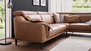 Ecksofa Interliving aus Leder in Braun Interliving Sofa Serie 4461 - Ecksofa haselnussfarbenes Leder Punch & schwarze Aluminiumfüße - Stellfläche ca. 292 x 244 cm