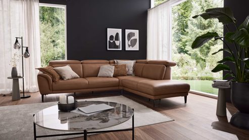 Ecksofa Interliving aus Leder in Braun Interliving Sofa Serie 4461 - Ecksofa haselnussfarbenes Leder Punch & schwarze Aluminiumfüße - Stellfläche ca. 292 x 244 cm