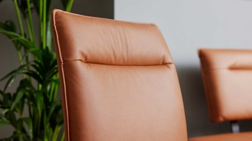 Polsterstuhl Interliving aus Stoff in Hellbraun Interliving Esszimmer Serie 5505 - Esszimmerstuhl caramelfarbene Mikrofaser 925-72 & schwarzes Metall