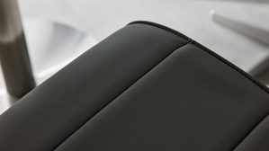 Barstuhl Interliving aus Kunstfaser in Grau Interliving Esszimmer Serie 5122 – Barstuhl graue Mikrofaser Delphin & gebürsteter Edelstahl