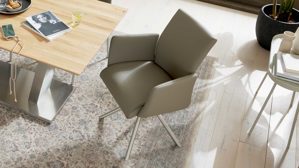 Vierfußstuhl Interliving aus Kunstfaser in Hellbraun Interliving Esszimmer Serie 5122 – Armlehnstuhl mit Funktionen fangofarbenes Kunstleder LEA-TEX & gebürsteter Edelstahl