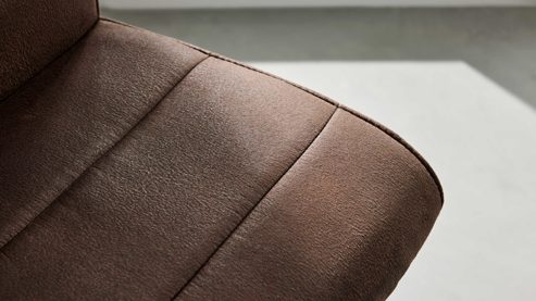 Barstuhl Interliving aus Kunstfaser in Braun Interliving Esszimmer Serie 5122 – Tresenstuhl ST64 mit Liftfunktion rostbraune Mikrofaser & gebürsteter Edelstahl