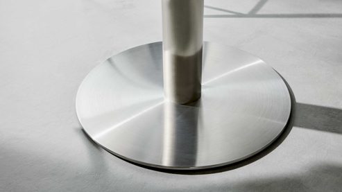 Barstuhl Interliving aus Kunstfaser in Braun Interliving Esszimmer Serie 5122 – Tresenstuhl ST64 mit Liftfunktion rostbraune Mikrofaser & gebürsteter Edelstahl