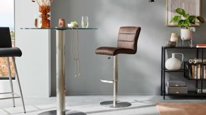Barstuhl Interliving aus Kunstfaser in Braun Interliving Esszimmer Serie 5122 – Tresenstuhl mit Liftfunktion rostbraune Mikrofaser & gebürsteter Edelstahl
