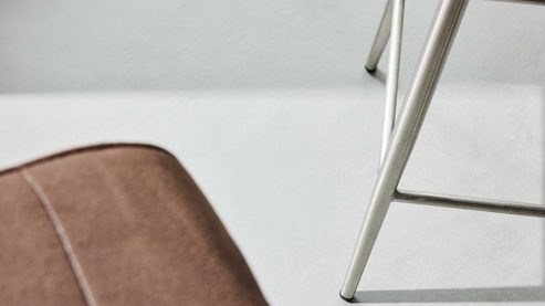 Barstuhl Interliving aus Kunstfaser in Braun Interliving Esszimmer Serie 5122 – Tresenstuhl mit Liftfunktion rostbraune Mikrofaser & gebürsteter Edelstahl