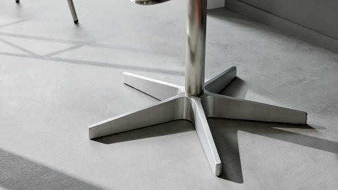 Barstuhl Interliving aus Kunstfaser in Grün Interliving Esszimmer Serie 5122 – Barhocker ST52 mit Liftfunktion farngrüne Mikrofaser & gebürsteter Edelstahl