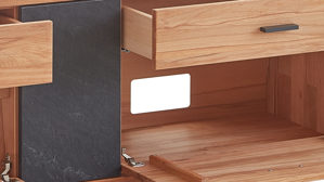 Lowboard Decker aus Holz in Holzfarben Hell Lowboard als TV-Möbel naturfarbene Kernbuche & Schiefer – drei Türen, zwei Schübe, ca. 182 x 40 cm