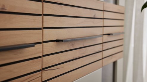 Vitrine Interliving aus Holz in Beige Interliving Wohnzimmer Serie 2032 - Vitrine A15040 Sandbeige & Risseiche - dreiteilig, Länge ca. 150 cm